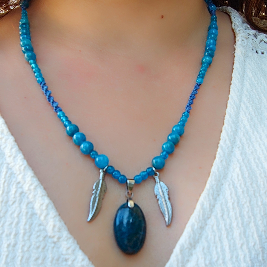 Collier Apatite Bleue AAA/AA macramé artisanal – pendentif Plumes