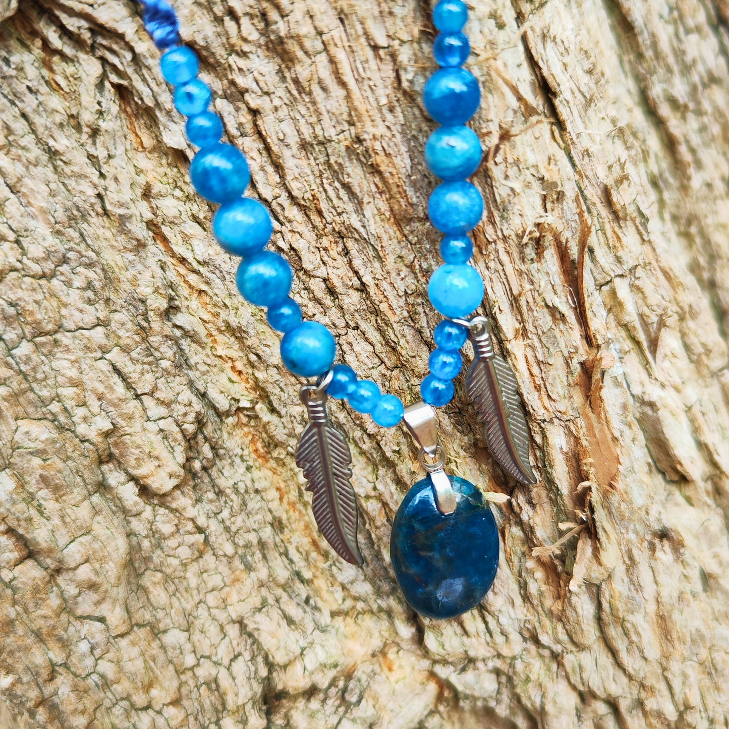 Collier Apatite Bleue AAA/AA macramé artisanal – pendentif Plumes