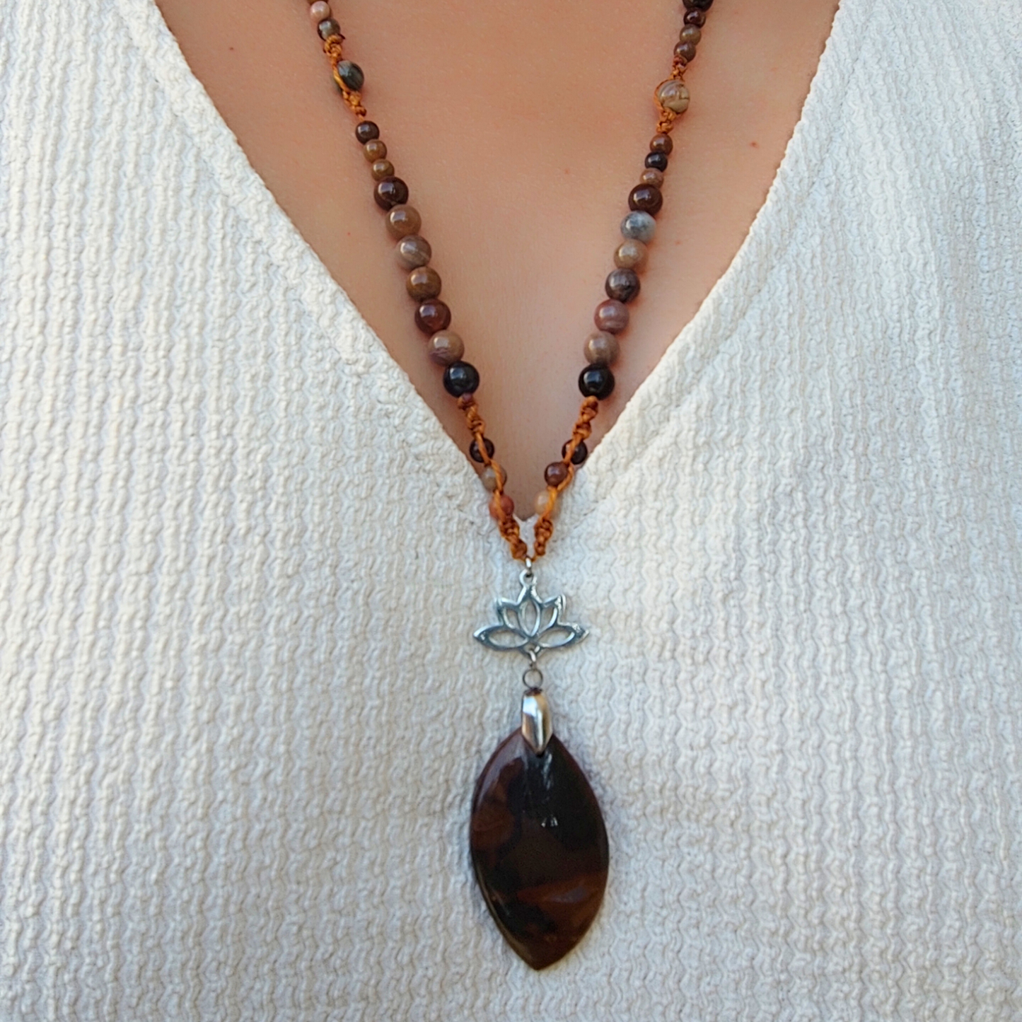 Collier Bois Fossile A macramé artisanal – pendentif Fleur de Lotus
