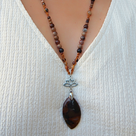 Collier Bois Fossile A macramé artisanal – pendentif Fleur de Lotus