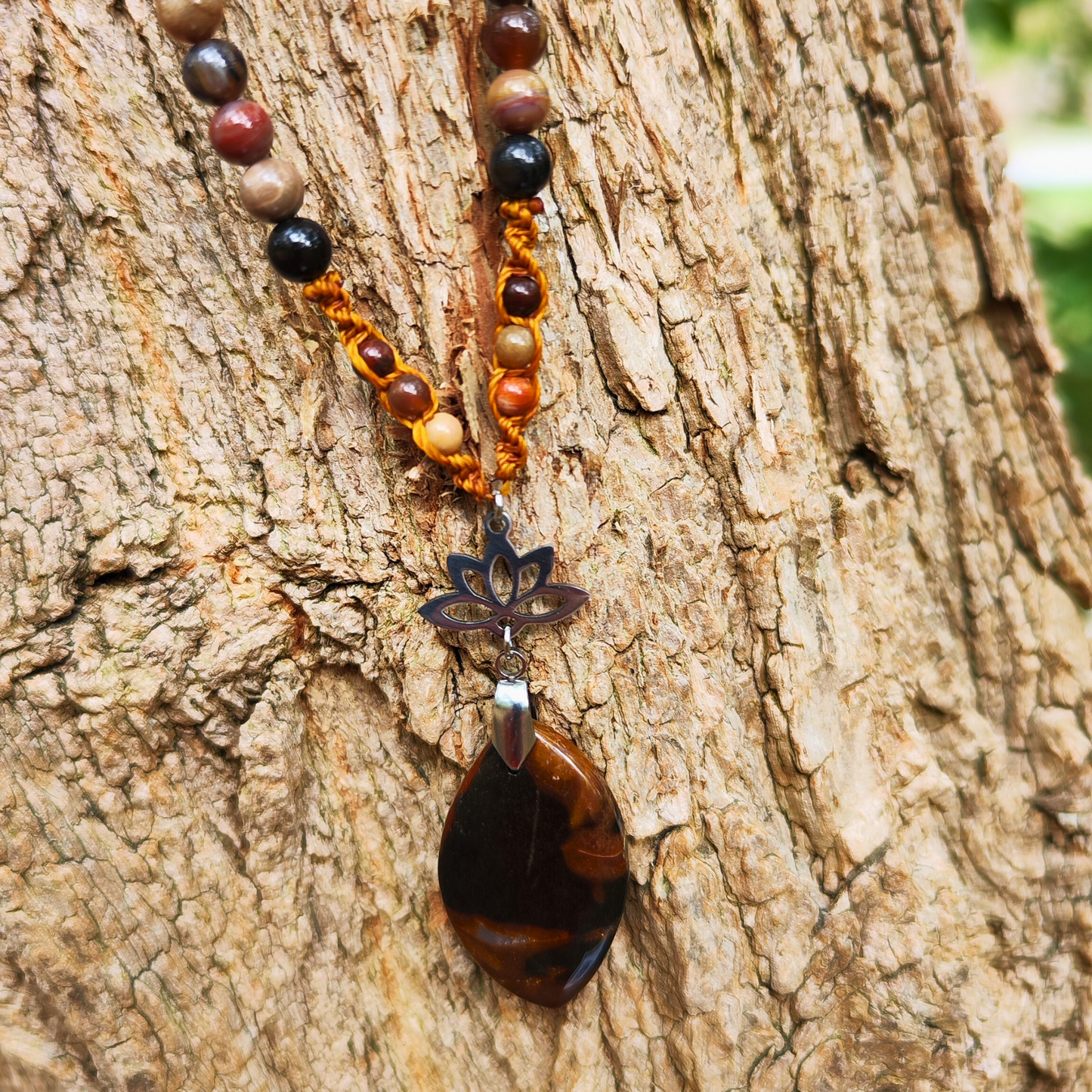 Collier Bois Fossile A macramé artisanal – pendentif Fleur de Lotus