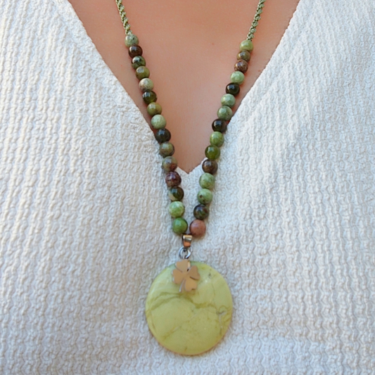 Collier Opale Verte A macramé artisanal – pendentif Trèfle porte-bonheur