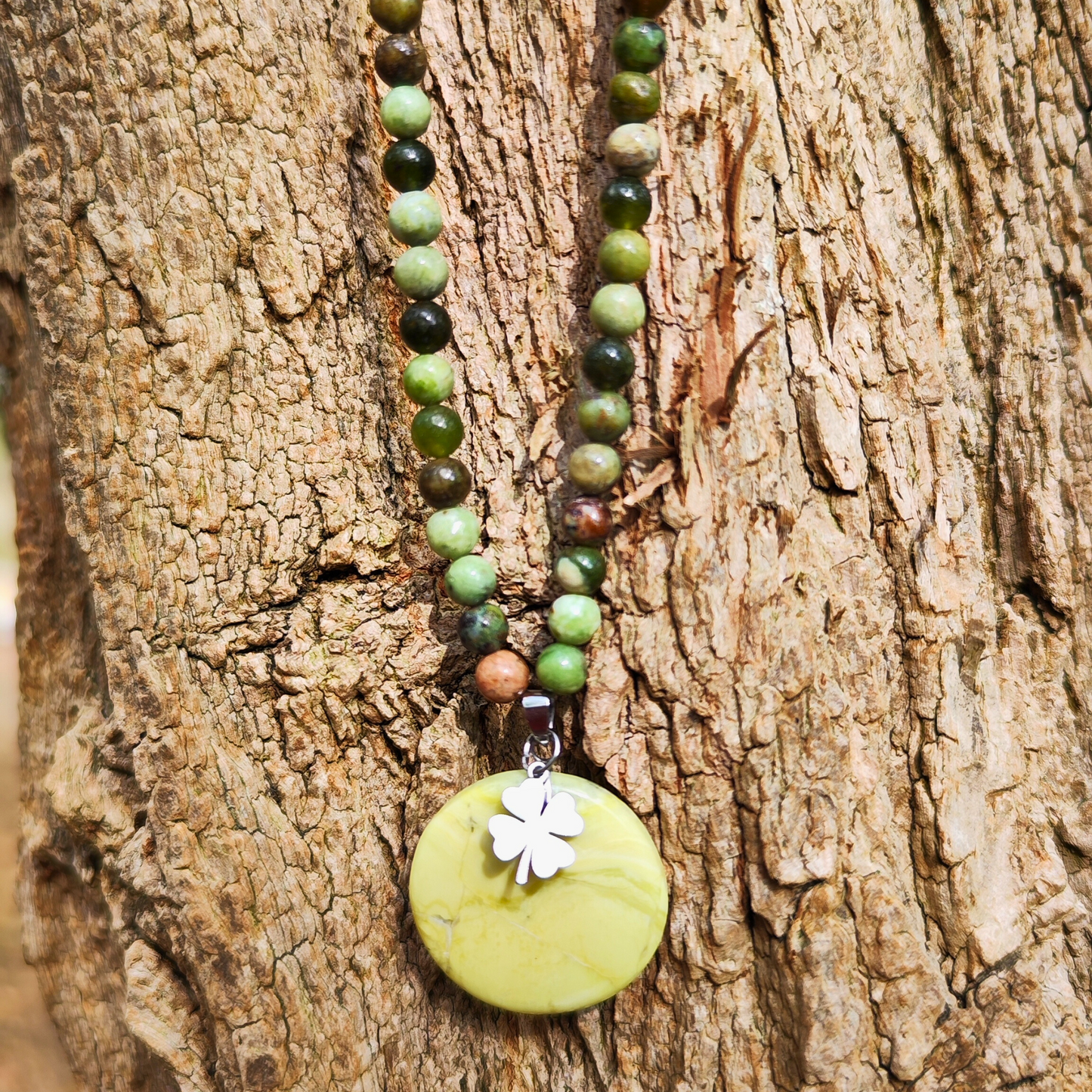 Collier Opale Verte A macramé artisanal – pendentif Trèfle porte-bonheur