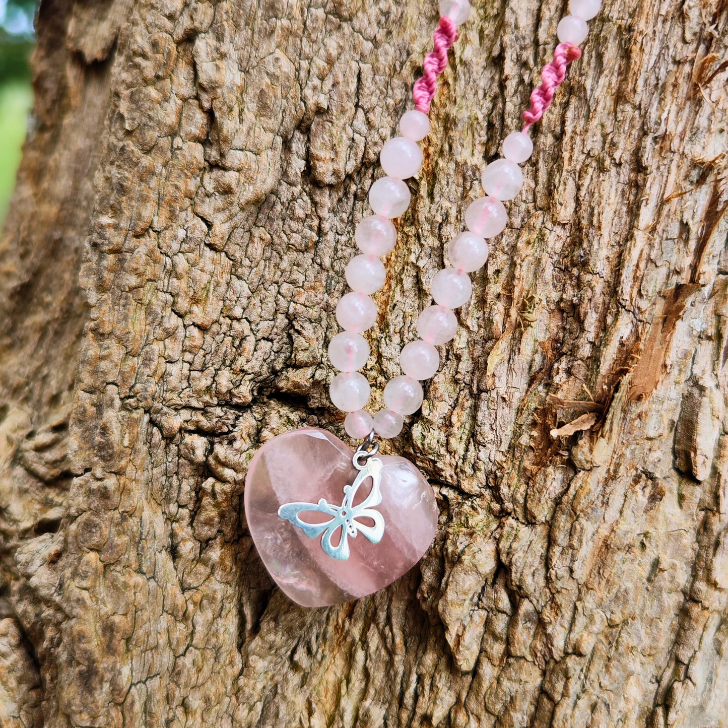 Collier Quartz Rose AA/A+ macramé artisanal – pendentif Papillon